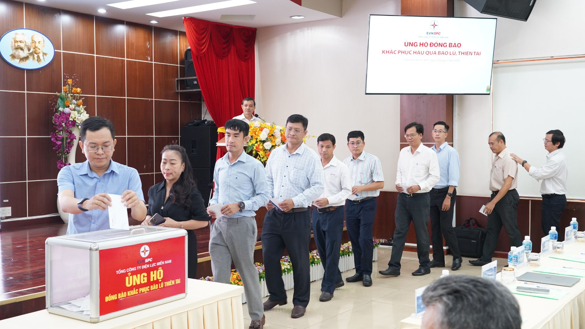 EVNSPC: Gần 10 tỷ đồng được đóng góp để ủng hộ đồng bào khắc phục hậu quả bão lũ, thiên tai và nhân dân Cuba- Ảnh 2.