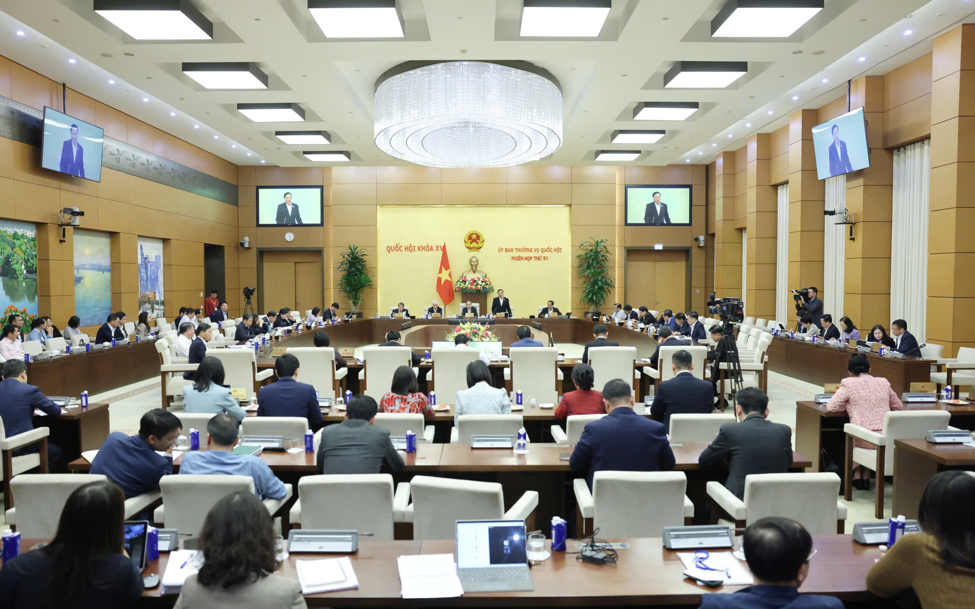 Tiếp tục ho&#224;n thiện cơ sở ph&#225;p l&#253;, đảm bảo cơ chế, ch&#237;nh s&#225;ch đặc th&#249;, vượt trội cho ph&#225;t triển Th&#224;nh phố Hồ Ch&#237; Minh