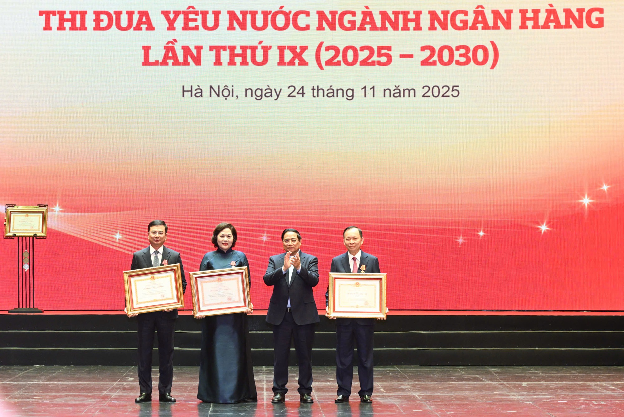 Thủ tướng: Ngành Ngân hàng cần "kiến tạo - đồng hành - chia sẻ - linh hoạt - vì dân - hiệu quả"- Ảnh 7. Thủ tướng: Ngành Ngân hàng cần "kiến tạo - đồng hành - chia sẻ - linh hoạt - vì dân - hiệu quả"- Ảnh 7.