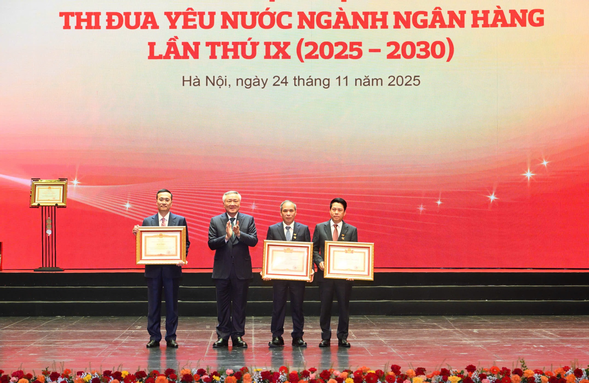 Thủ tướng: Ngành Ngân hàng cần "kiến tạo - đồng hành - chia sẻ - linh hoạt - vì dân - hiệu quả"- Ảnh 8. Thủ tướng: Ngành Ngân hàng cần "kiến tạo - đồng hành - chia sẻ - linh hoạt - vì dân - hiệu quả"- Ảnh 8.