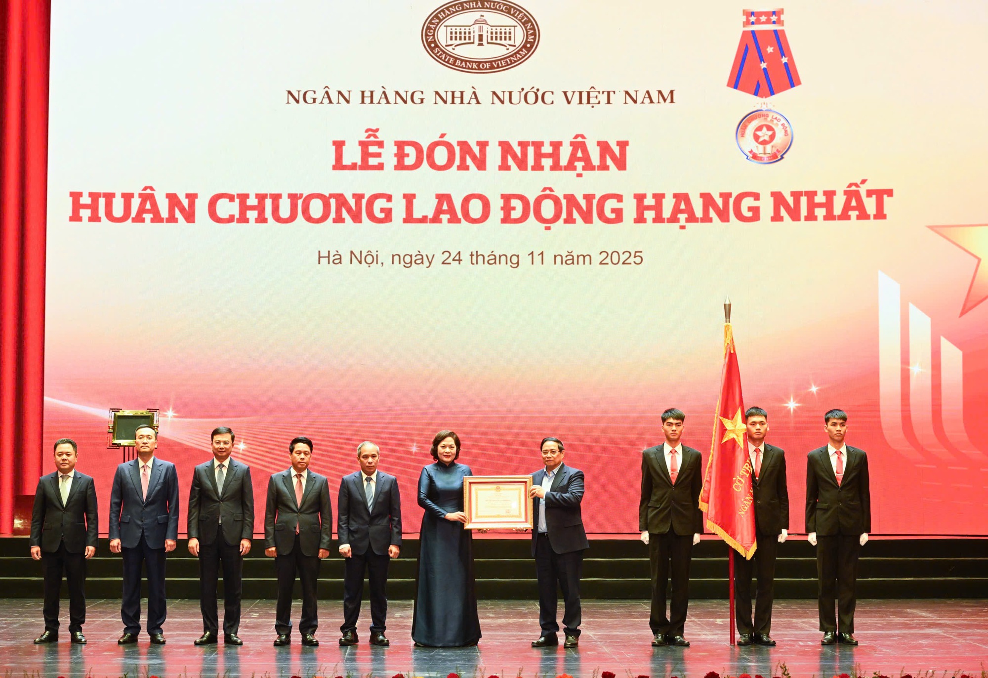 Thủ tướng: Ngành Ngân hàng cần "kiến tạo - đồng hành - chia sẻ - linh hoạt - vì dân - hiệu quả"- Ảnh 6. Thủ tướng: Ngành Ngân hàng cần "kiến tạo - đồng hành - chia sẻ - linh hoạt - vì dân - hiệu quả"- Ảnh 6.