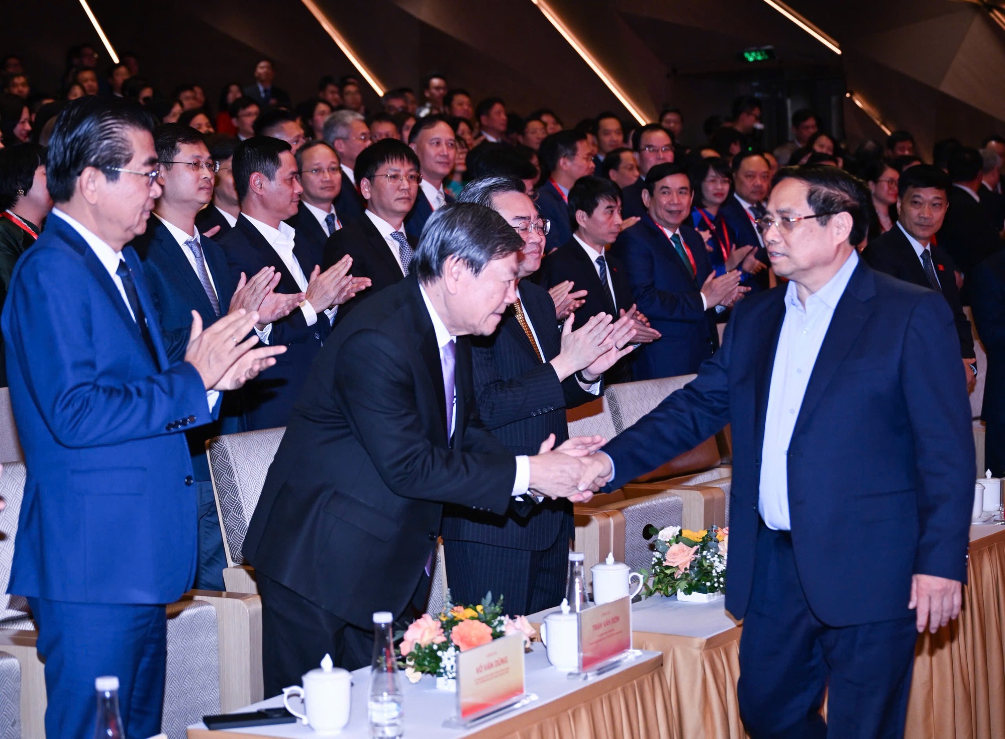 Thủ tướng: Ngành Ngân hàng cần "kiến tạo - đồng hành - chia sẻ - linh hoạt - vì dân - hiệu quả"- Ảnh 1. Thủ tướng: Ngành Ngân hàng cần "kiến tạo - đồng hành - chia sẻ - linh hoạt - vì dân - hiệu quả"- Ảnh 1.