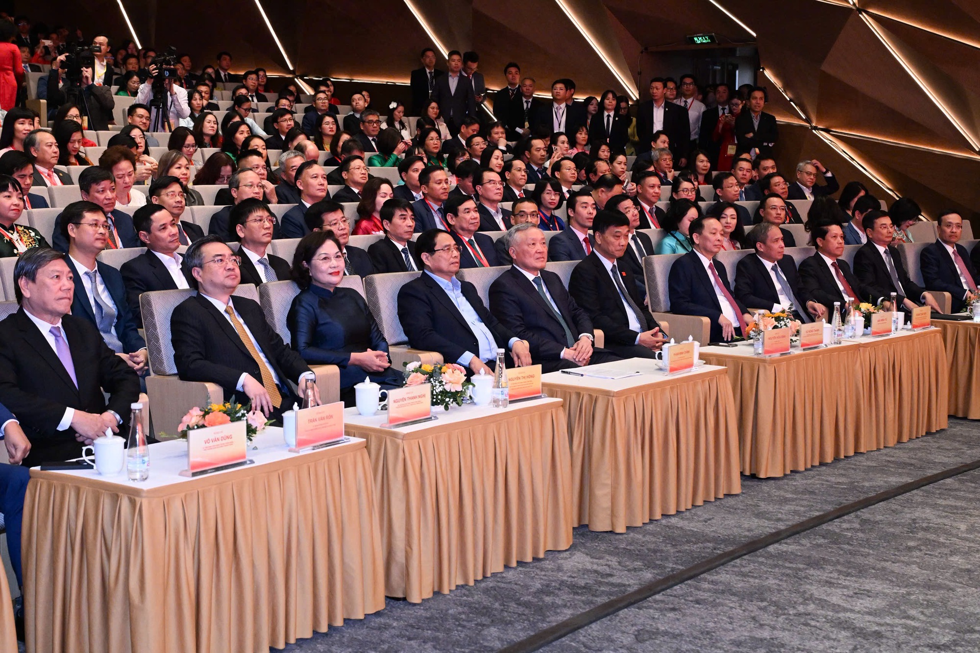 Thủ tướng: Ngành Ngân hàng cần "kiến tạo - đồng hành - chia sẻ - linh hoạt - vì dân - hiệu quả"- Ảnh 2. Thủ tướng: Ngành Ngân hàng cần "kiến tạo - đồng hành - chia sẻ - linh hoạt - vì dân - hiệu quả"- Ảnh 2.