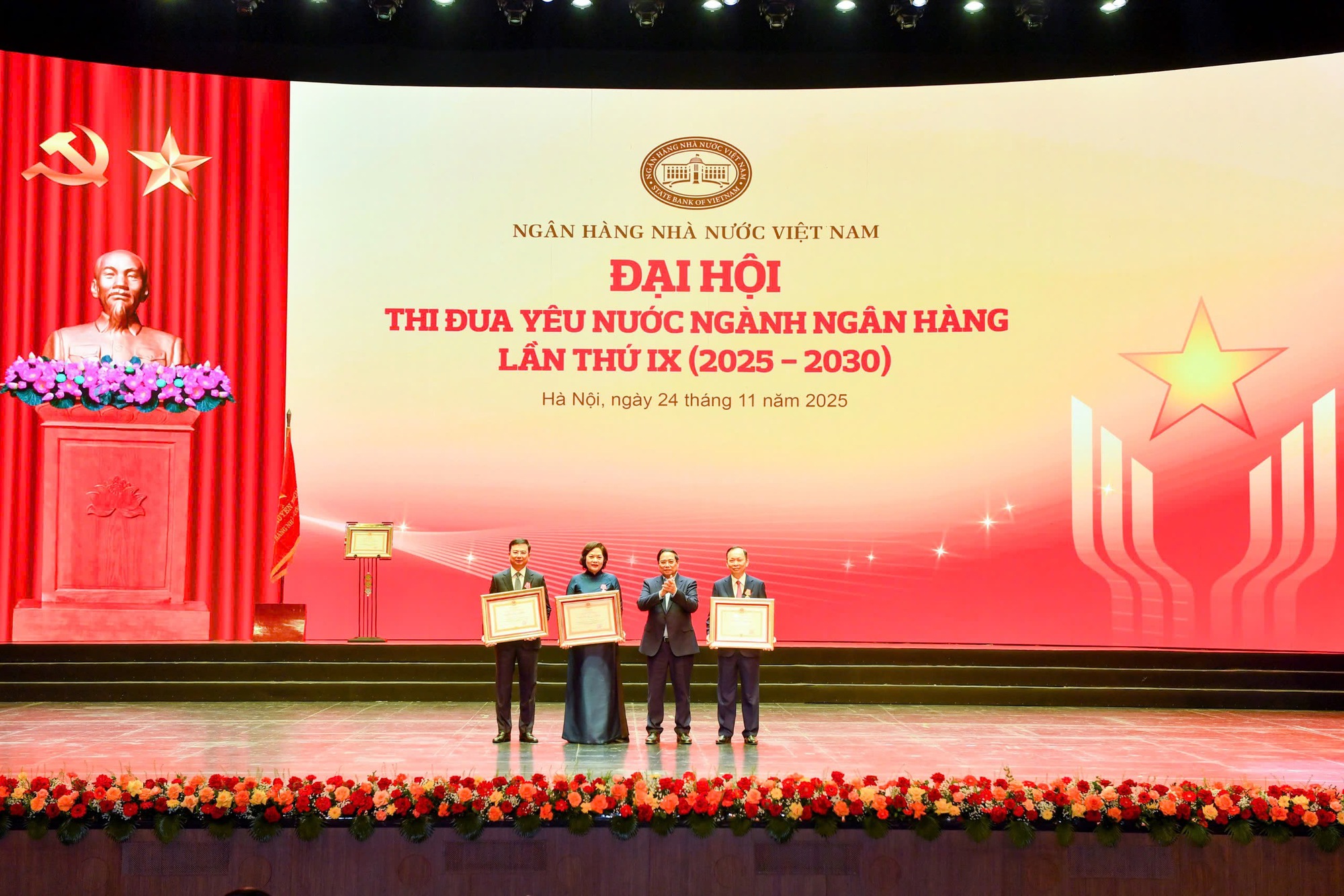 NHNN đón nhận Huân chương lao động hạng Nhất- Ảnh 2.