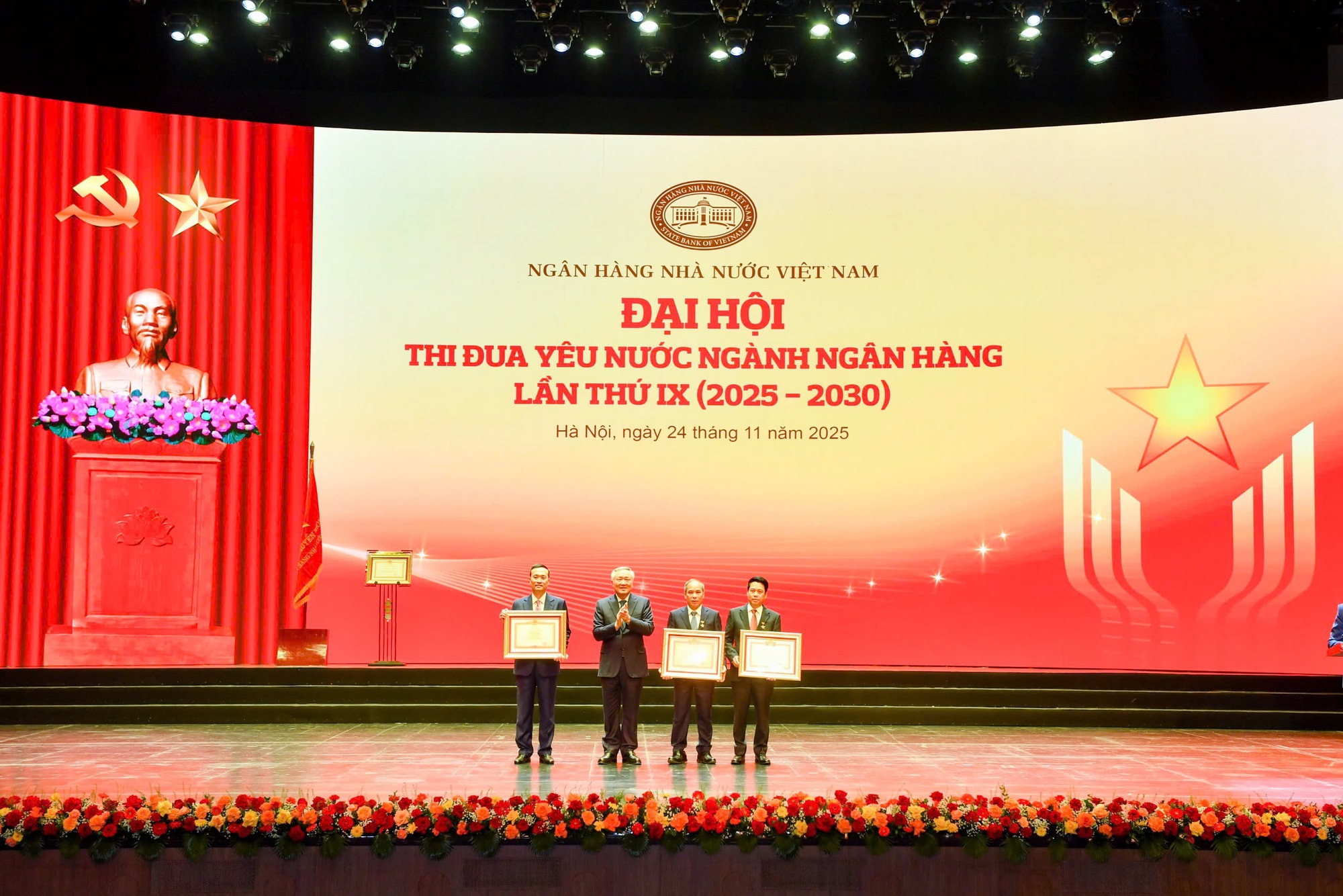 NHNN đón nhận Huân chương lao động hạng Nhất- Ảnh 3.