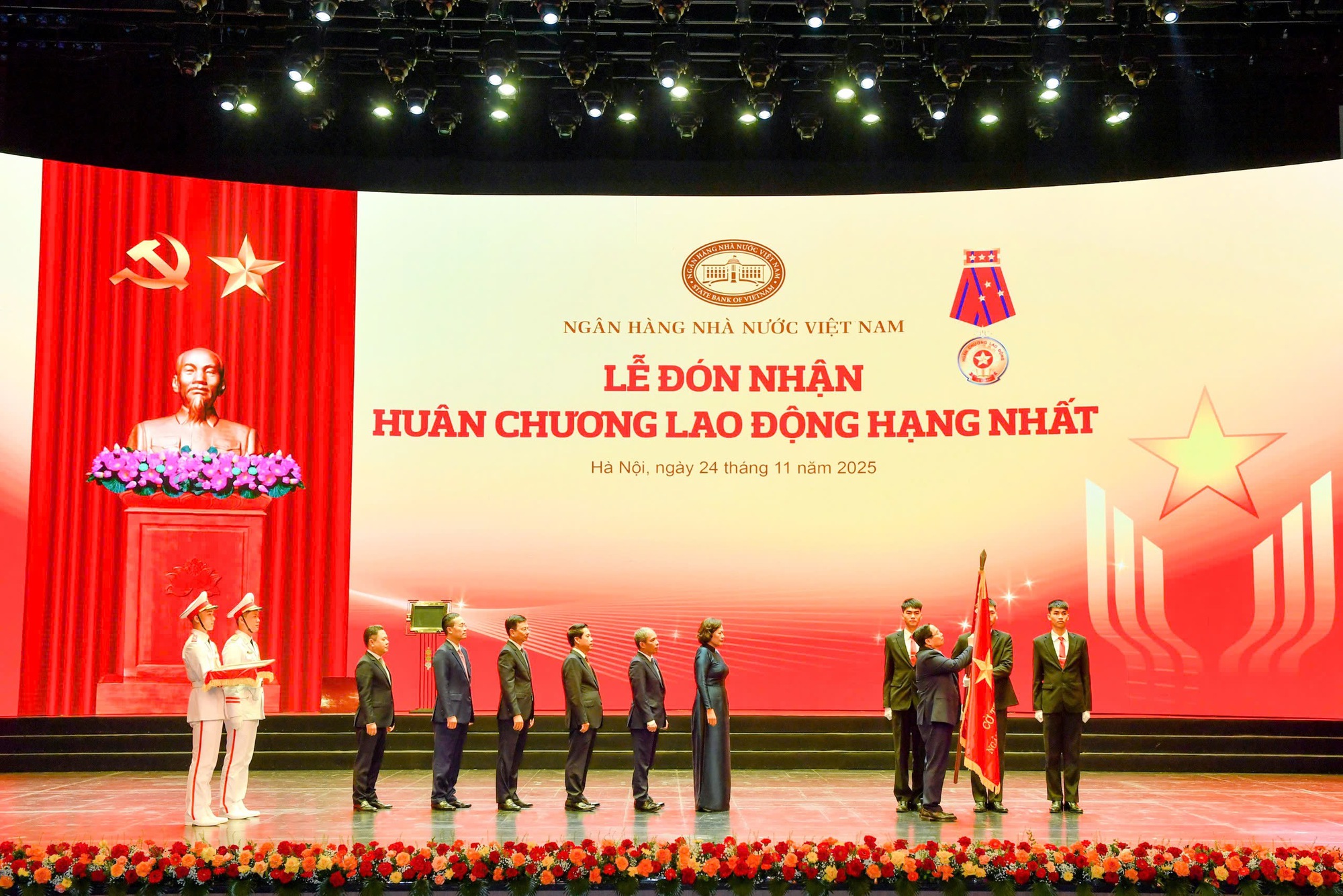 NHNN đón nhận Huân chương lao động hạng Nhất- Ảnh 1.