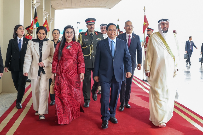 Thủ tướng Chính phủ Phạm Minh Chính cùng Phu nhân và Đoàn đại biểu cấp cao Việt Nam tới Kuwait, bắt đầu thăm chính thức Kuwait - Ảnh: VGP/Nhật Bắc