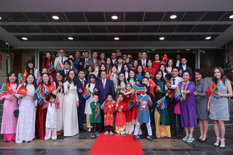 Thủ tướng Phạm Minh Chính cùng Phu nhân Lê Thị Bích Trân và Đoàn đại biểu cấp cao Việt Nam gặp gỡ cán bộ, nhân viên Đại sứ quán và cộng đồng người Việt Nam tại Nam Phi - Ảnh: VGP/Nhật Bắc