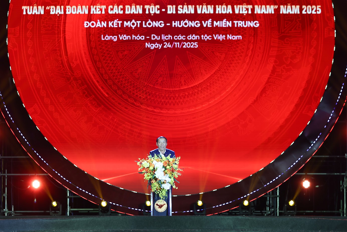 Hơn 540 tỉ đồng ủng hộ đồng bào miền Trung trong đêm khai mạc Tuần Đại đoàn kết các dân tộc Việt Nam- Ảnh 1.