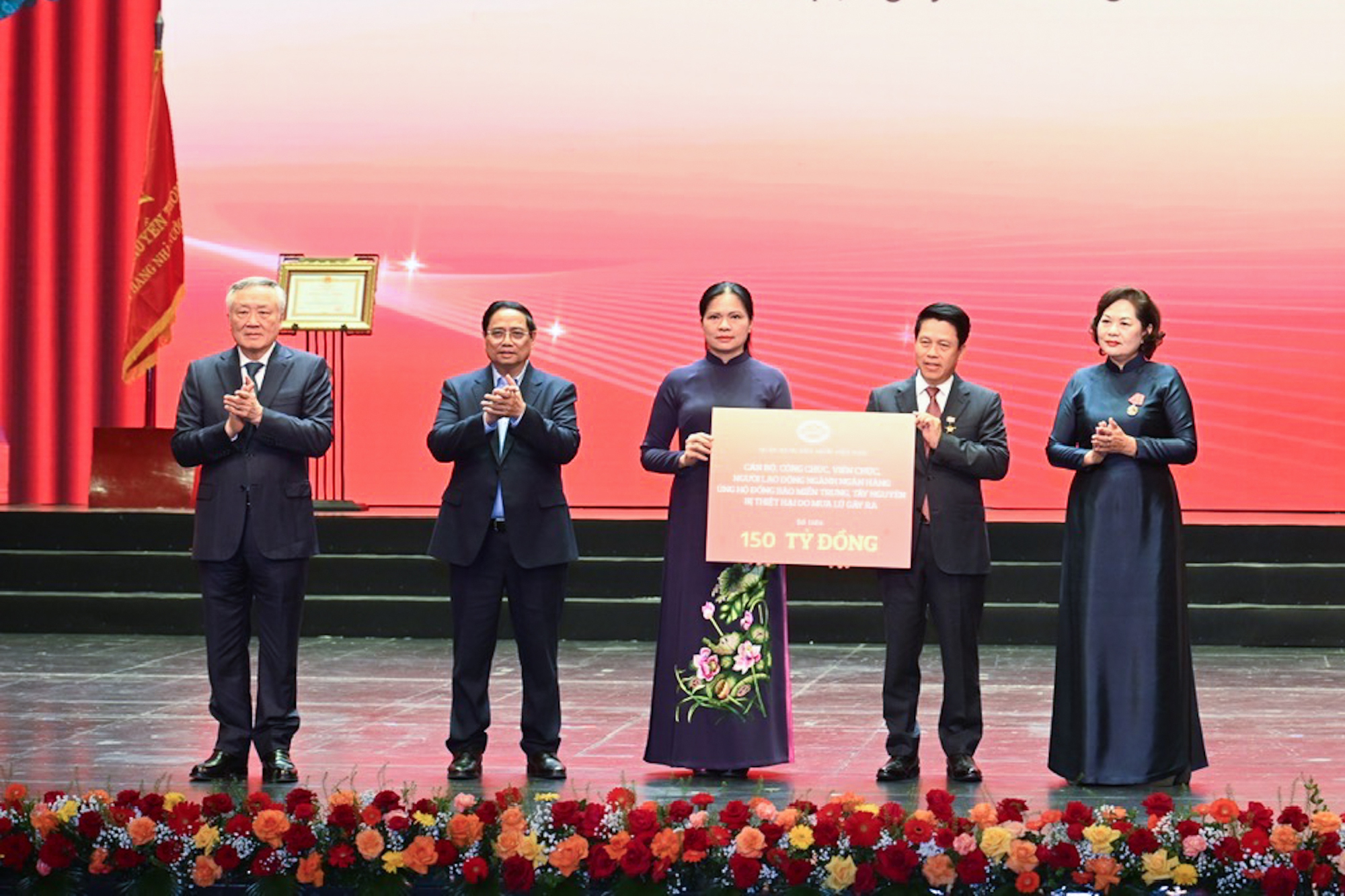 Thủ tướng: Ngành Ngân hàng cần "kiến tạo - đồng hành - chia sẻ - linh hoạt - vì dân - hiệu quả"- Ảnh 9. Thủ tướng: Ngành Ngân hàng cần "kiến tạo - đồng hành - chia sẻ - linh hoạt - vì dân - hiệu quả"- Ảnh 9.