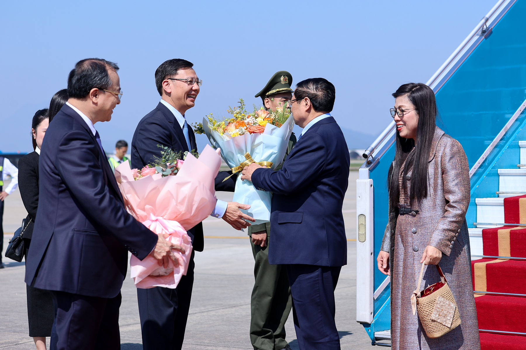 Thủ tướng Phạm Minh Chính về tới Hà Nội, kết thúc tốt đẹp chuyến công tác tới Kuwait, Algeria và Nam Phi- Ảnh 3. Thủ tướng Phạm Minh Chính về tới Hà Nội, kết thúc tốt đẹp chuyến công tác tới Kuwait, Algeria và Nam Phi- Ảnh 3.