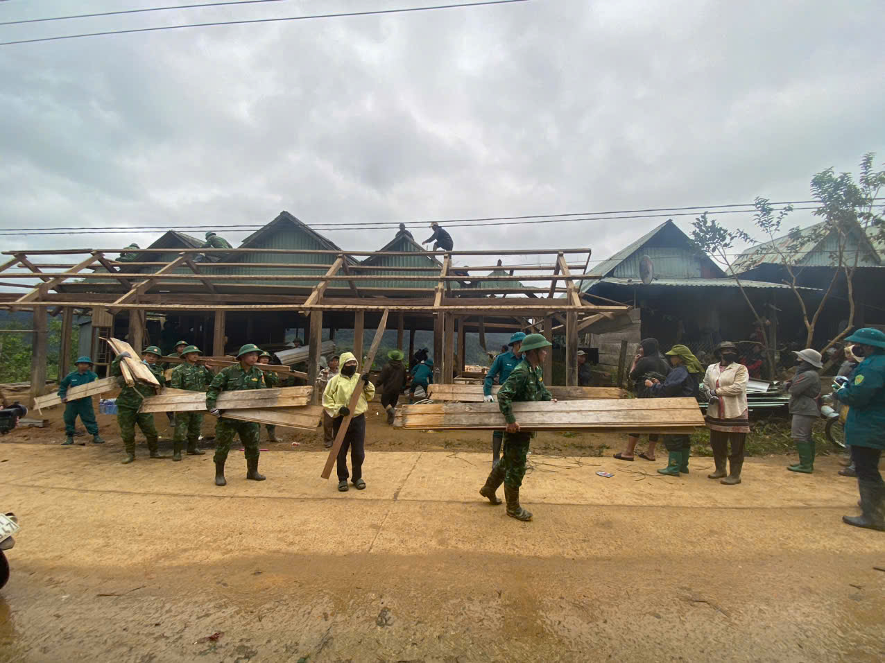 Đà Nẵng: Tiếp tục di dời các hộ dân khỏi khu vực sạt lở ở xã Hùng Sơn- Ảnh 4.