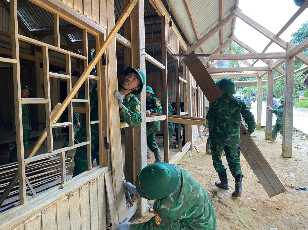 Đà Nẵng: Tiếp tục di dời các hộ dân khỏi khu vực sạt lở ở xã Hùng Sơn- Ảnh 3.