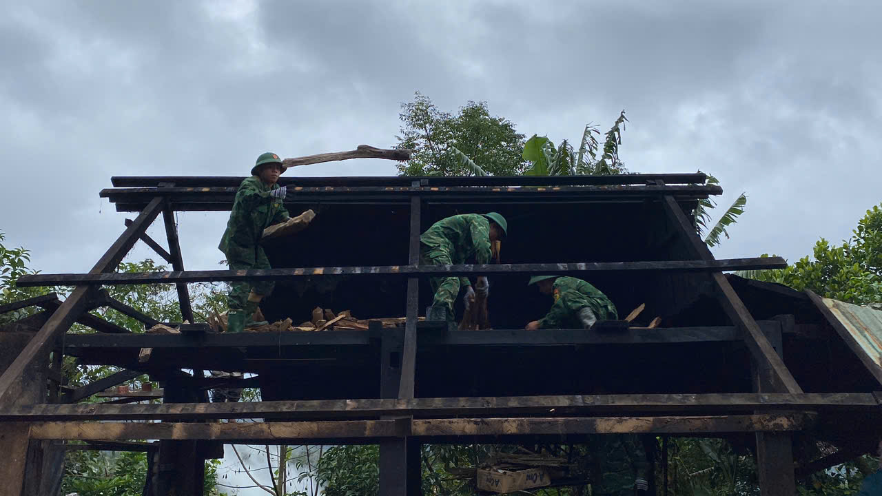 Đà Nẵng: Tiếp tục di dời các hộ dân khỏi khu vực sạt lở ở xã Hùng Sơn- Ảnh 1.