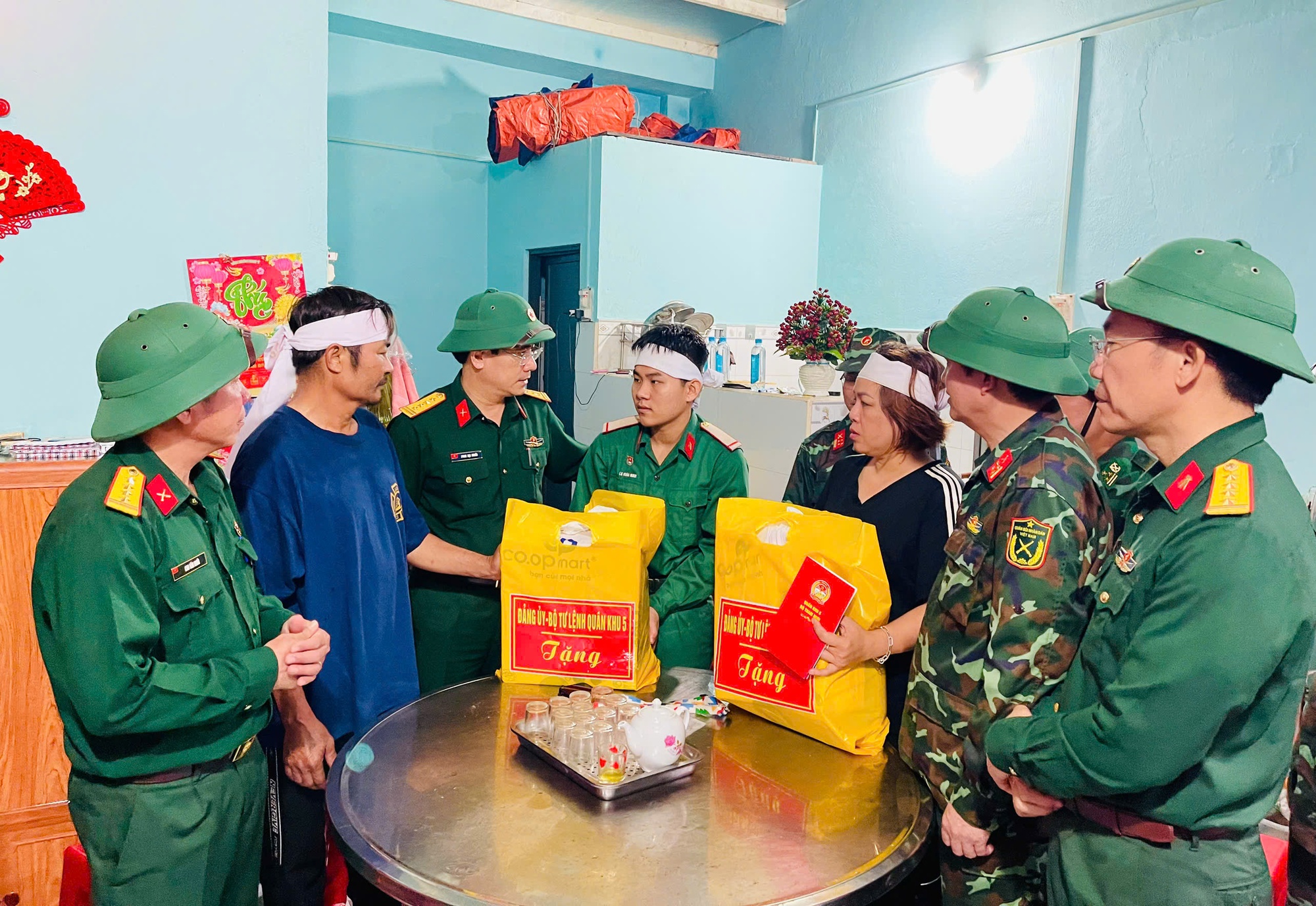 Quân khu 5 thăm, động viên gia đình chiến sĩ có 2 người thân tử vong do sạt lở- Ảnh 2.