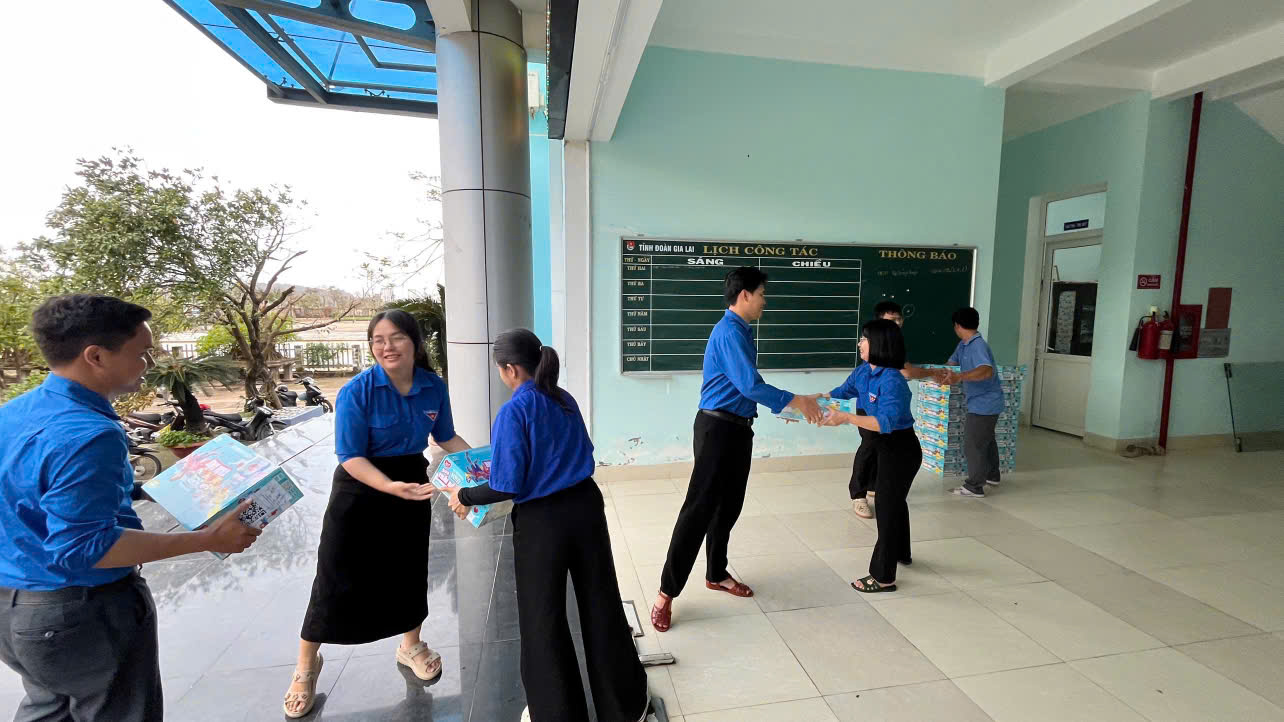 Sữa LOF Kun và những chuyến xe không ngừng nghỉ đi về phía đồng bào- Ảnh 3.