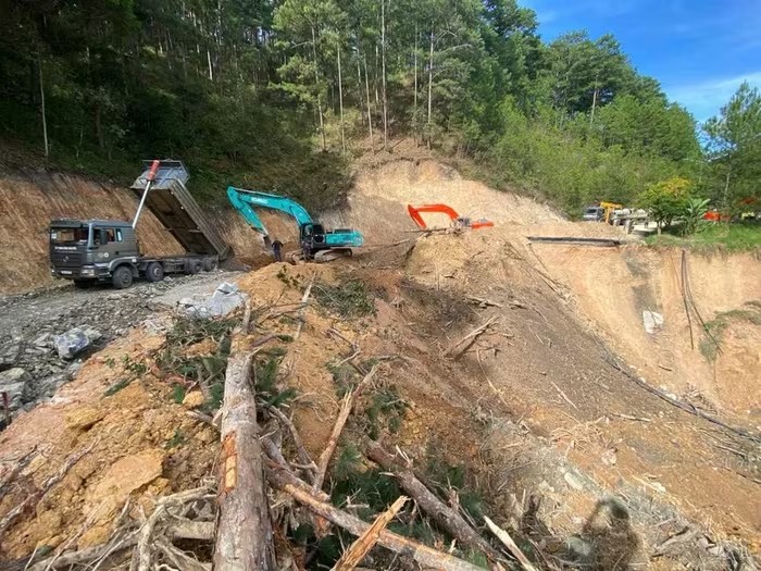 Nổ mìn phá đất đá sạt lở, sớm thông đường lên Đà Lạt - Ảnh 2. Nổ mìn phá đất đá sạt lở, sớm thông đường lên Đà Lạt - Ảnh 2.