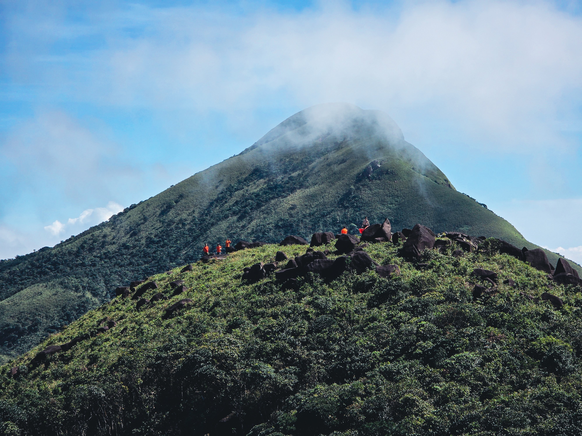 Ngắm biển mây cuồn cuộn, núi rừng nguyên sơ từ 'nóc nhà' Quảng Trị- Ảnh 1.
