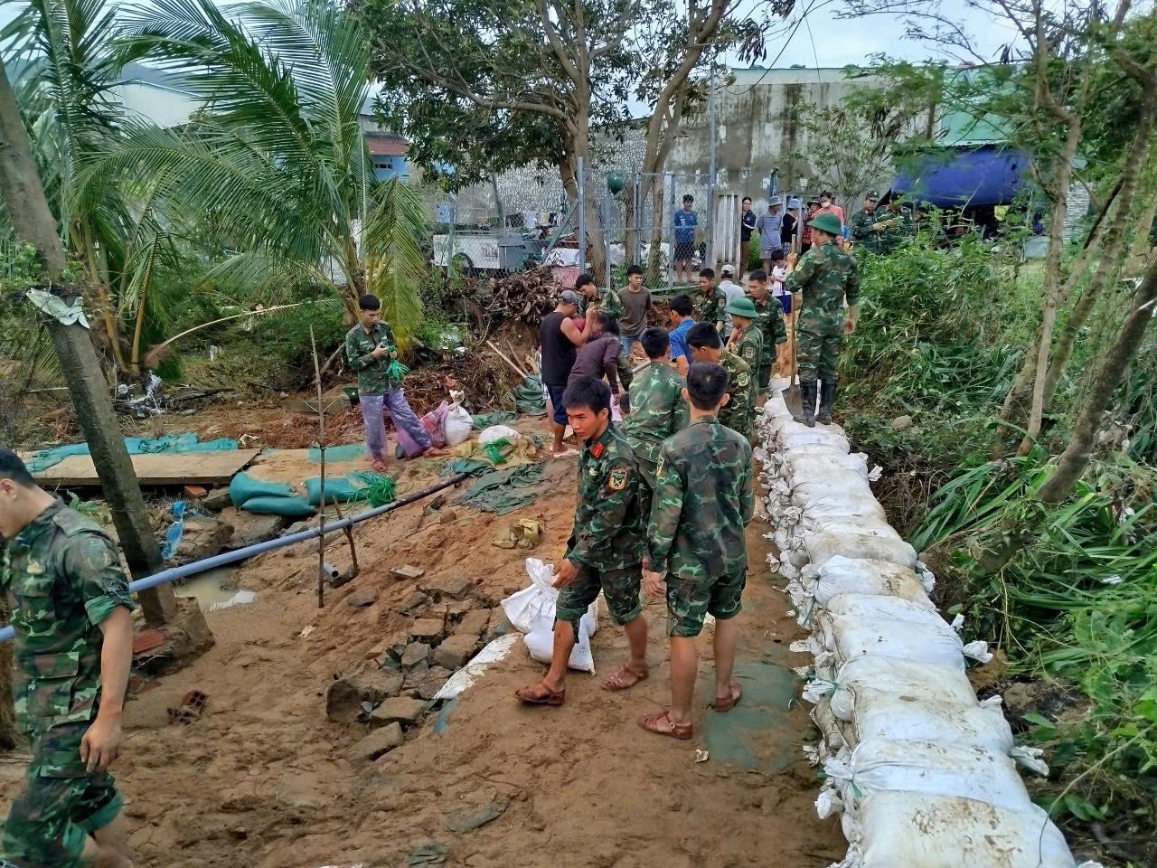 Gia Lai: Tập trung khắc phục hậu quả mưa lũ và ứng phó áp thấp nhiệt đới- Ảnh 2.