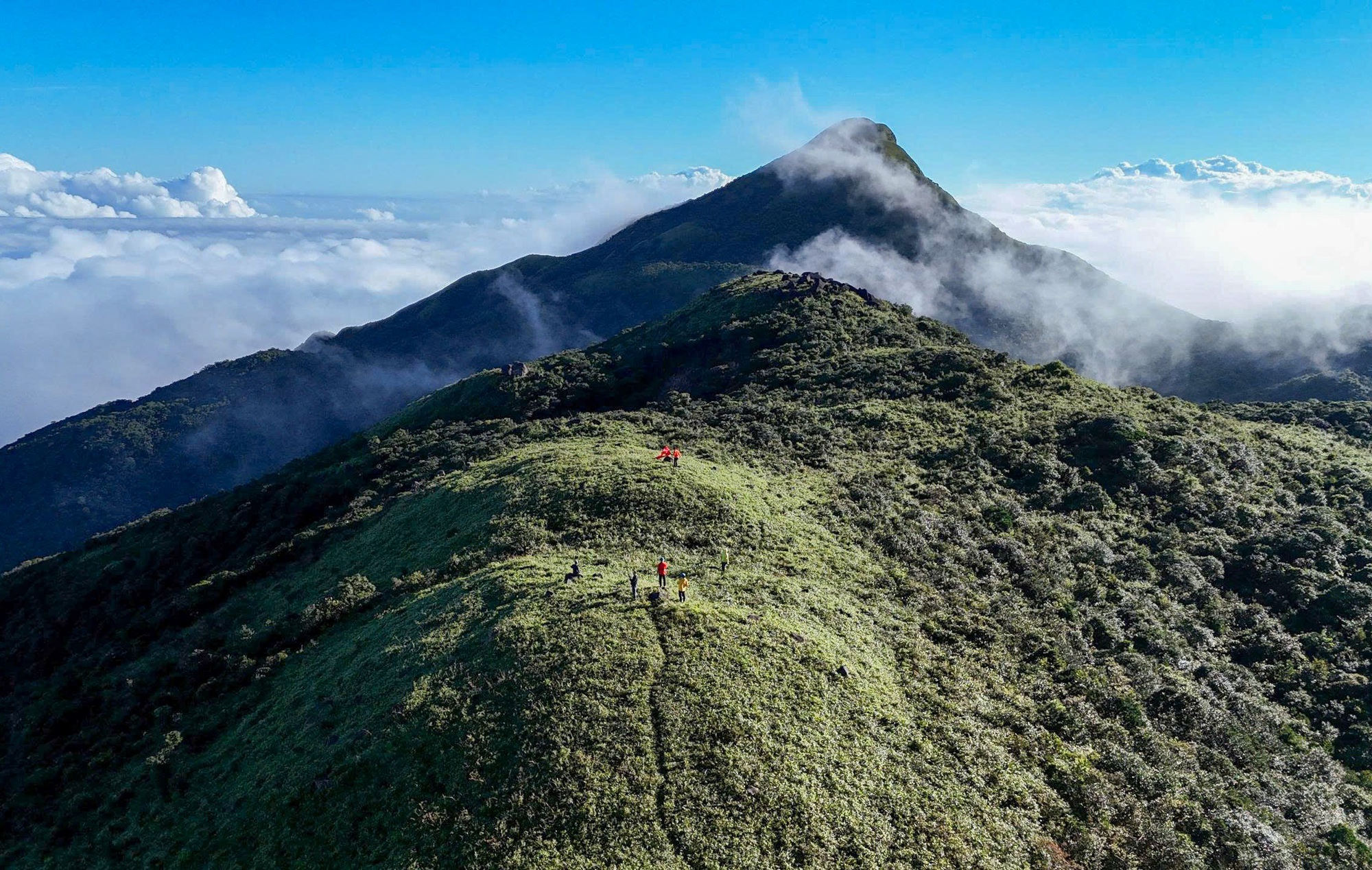 Ngắm biển mây cuồn cuộn, núi rừng nguyên sơ từ 'nóc nhà' Quảng Trị- Ảnh 9.
