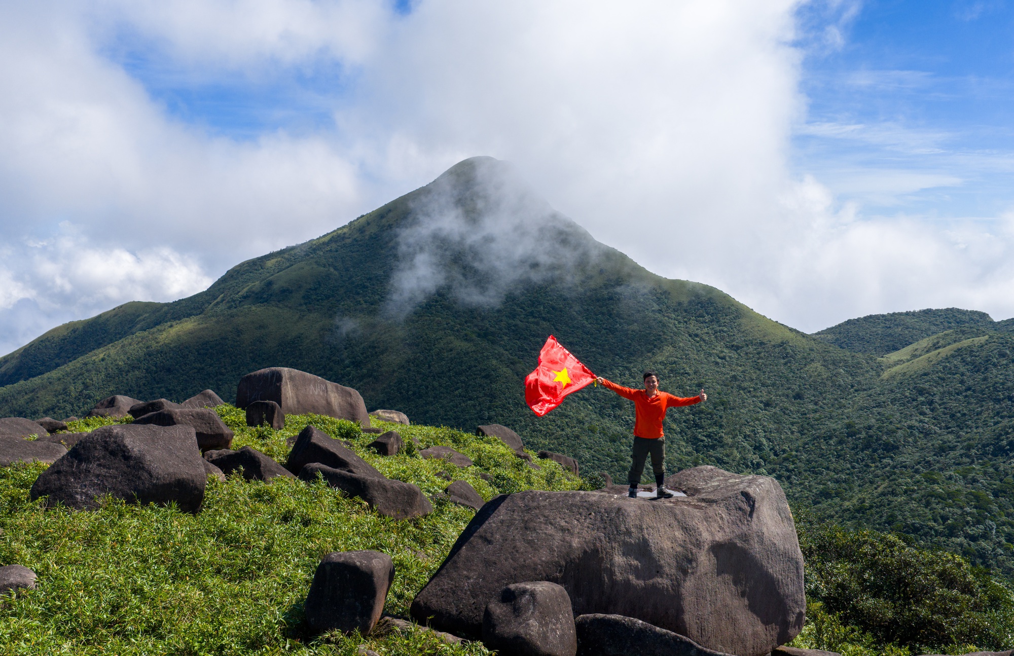 Ngắm biển mây cuồn cuộn, núi rừng nguyên sơ từ 'nóc nhà' Quảng Trị- Ảnh 11.