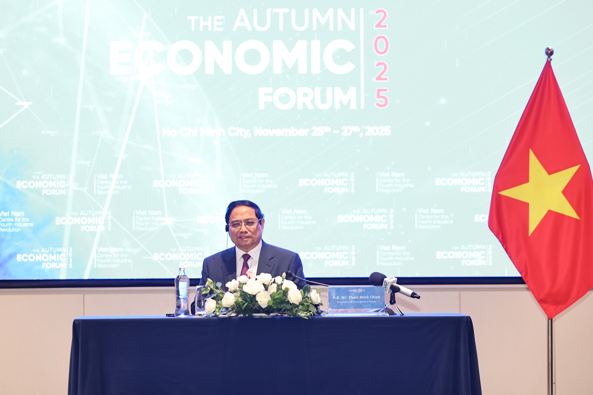 Thủ tướng: Thể chế thông thoáng, hạ tầng thông suốt, quản trị thông minh, cách làm thông dụng cho trung tâm tài chính quốc tế- Ảnh 4. Thủ tướng: Thể chế thông thoáng, hạ tầng thông suốt, quản trị thông minh, cách làm thông dụng cho trung tâm tài chính quốc tế- Ảnh 4.