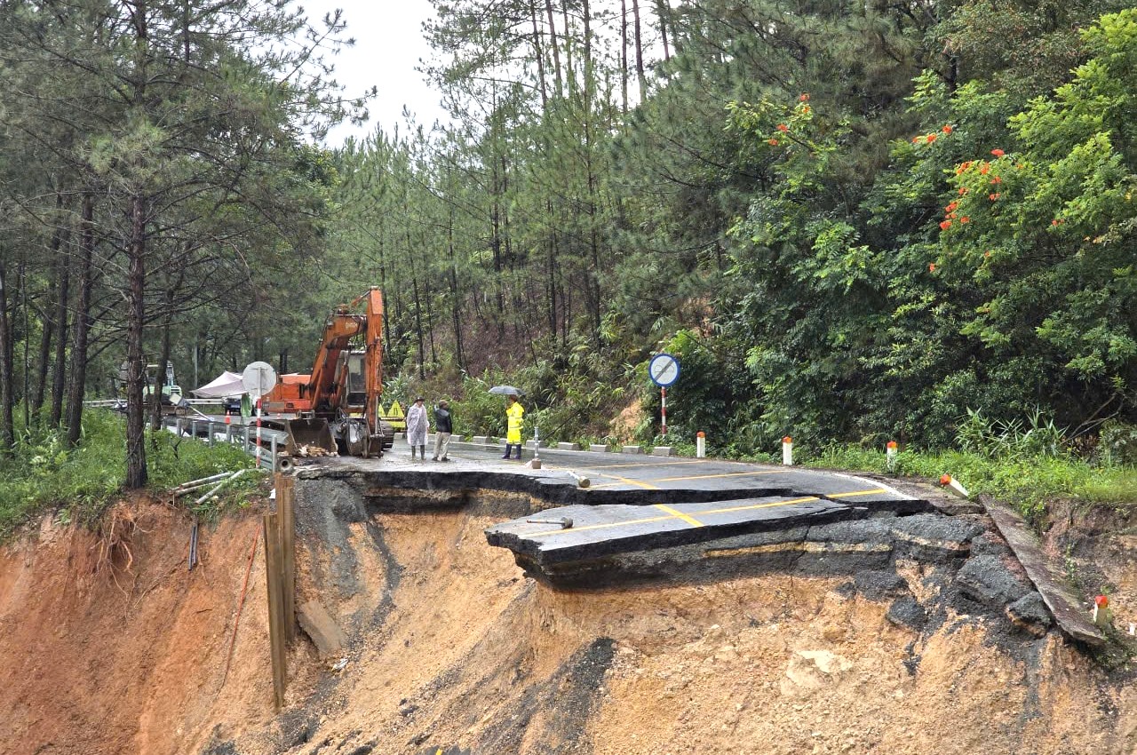 Khẩn cấp khắc phục hư hỏng đèo Mimosa- Ảnh 1. Khẩn cấp khắc phục hư hỏng đèo Mimosa- Ảnh 1.