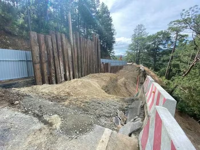 Nổ mìn phá đất đá sạt lở, sớm thông đường lên Đà Lạt - Ảnh 3. Nổ mìn phá đất đá sạt lở, sớm thông đường lên Đà Lạt - Ảnh 3.