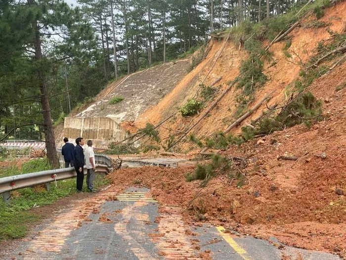 Nổ mìn phá đất đá sạt lở, sớm thông đường lên Đà Lạt - Ảnh 1. Nổ mìn phá đất đá sạt lở, sớm thông đường lên Đà Lạt - Ảnh 1.