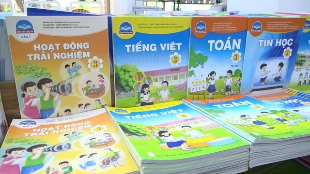 Không để học sinh vùng lũ thiếu sách giáo khoa khi trở lại trường- Ảnh 1.