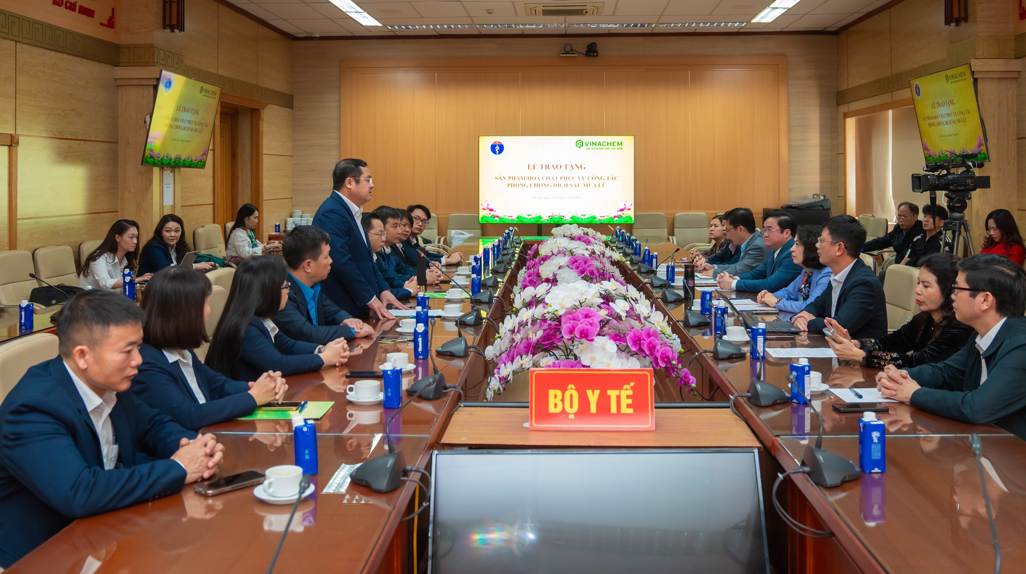 Vinachem cam kết tài trợ toàn bộ hóa chất khử khuẩn và xử lý nguồn nước sau mưa lũ cho các tỉnh miền Trung, Tây Nguyên- Ảnh 3. Vinachem cam kết tài trợ toàn bộ hóa chất khử khuẩn và xử lý nguồn nước sau mưa lũ cho các tỉnh miền Trung, Tây Nguyên- Ảnh 3.