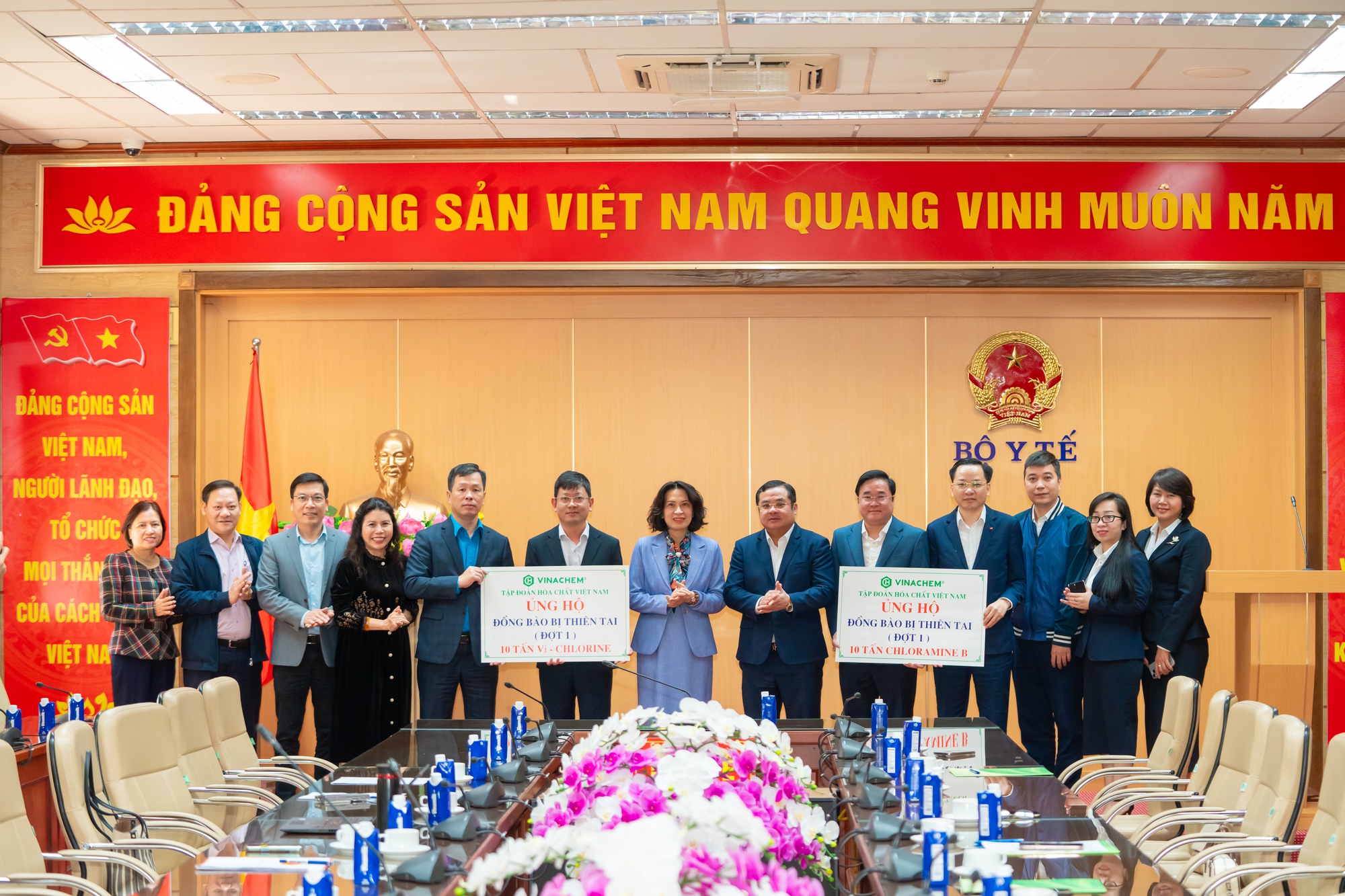 Vinachem cam kết tài trợ toàn bộ hóa chất khử khuẩn và xử lý nguồn nước sau mưa lũ cho các tỉnh miền Trung, Tây Nguyên- Ảnh 4. Vinachem cam kết tài trợ toàn bộ hóa chất khử khuẩn và xử lý nguồn nước sau mưa lũ cho các tỉnh miền Trung, Tây Nguyên- Ảnh 4.