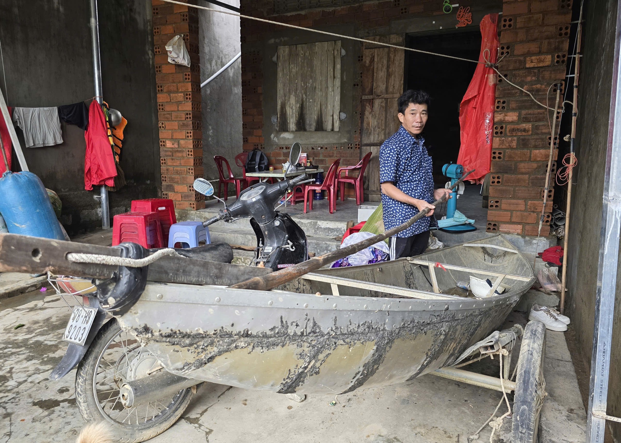 Đắk Lắk khen thưởng người xuyên đêm cứu hơn 40 người ở rốn lũ Hòa Thịnh- Ảnh 1.