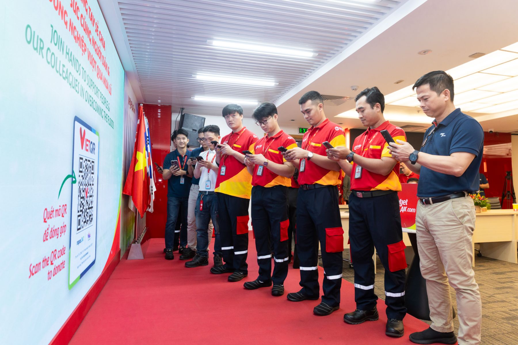 Những chuyến bay nghĩa tình hướng về miền Trung- Ảnh 3.