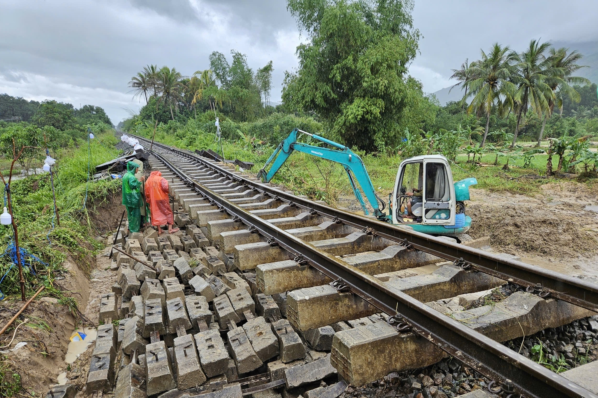 Khẩn trương thông tuyến giao thông huyết mạch, chủ động ứng phó bão số 15- Ảnh 3.
