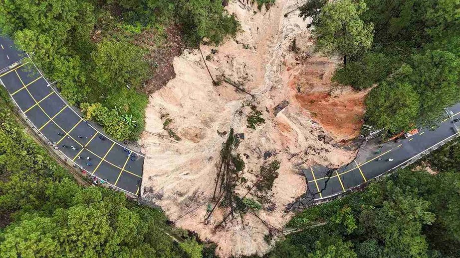 Chi viện 12.000 rọ thép, tổng lực thông đường sau sạt lở- Ảnh 1.