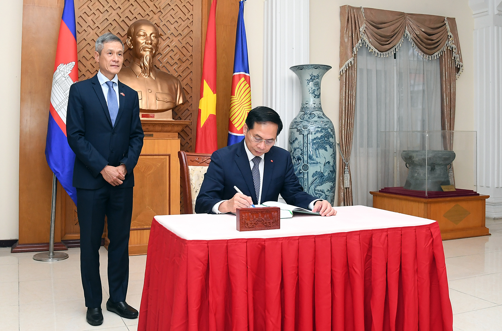 Phó Thủ tướng Bùi Thanh Sơn thăm Đại sứ quán, cộng đồng người Việt tại Campuchia- Ảnh 3.