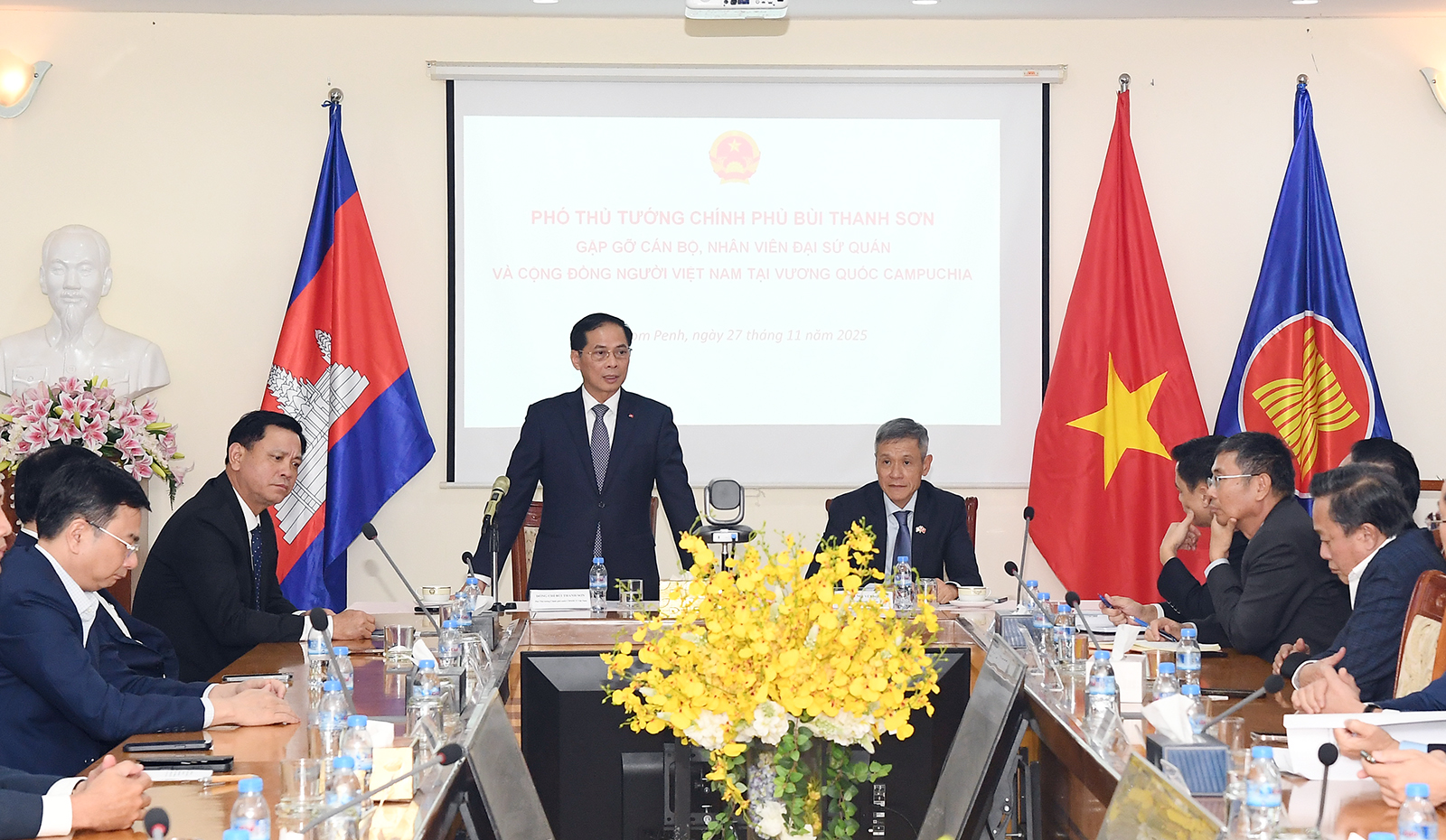 Phó Thủ tướng Bùi Thanh Sơn thăm Đại sứ quán, cộng đồng người Việt tại Campuchia- Ảnh 2.