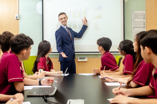 Đề xuất quy định quản lý người nước ngoài làm việc tại các cơ sở giáo dục của Việt Nam- Ảnh 1.