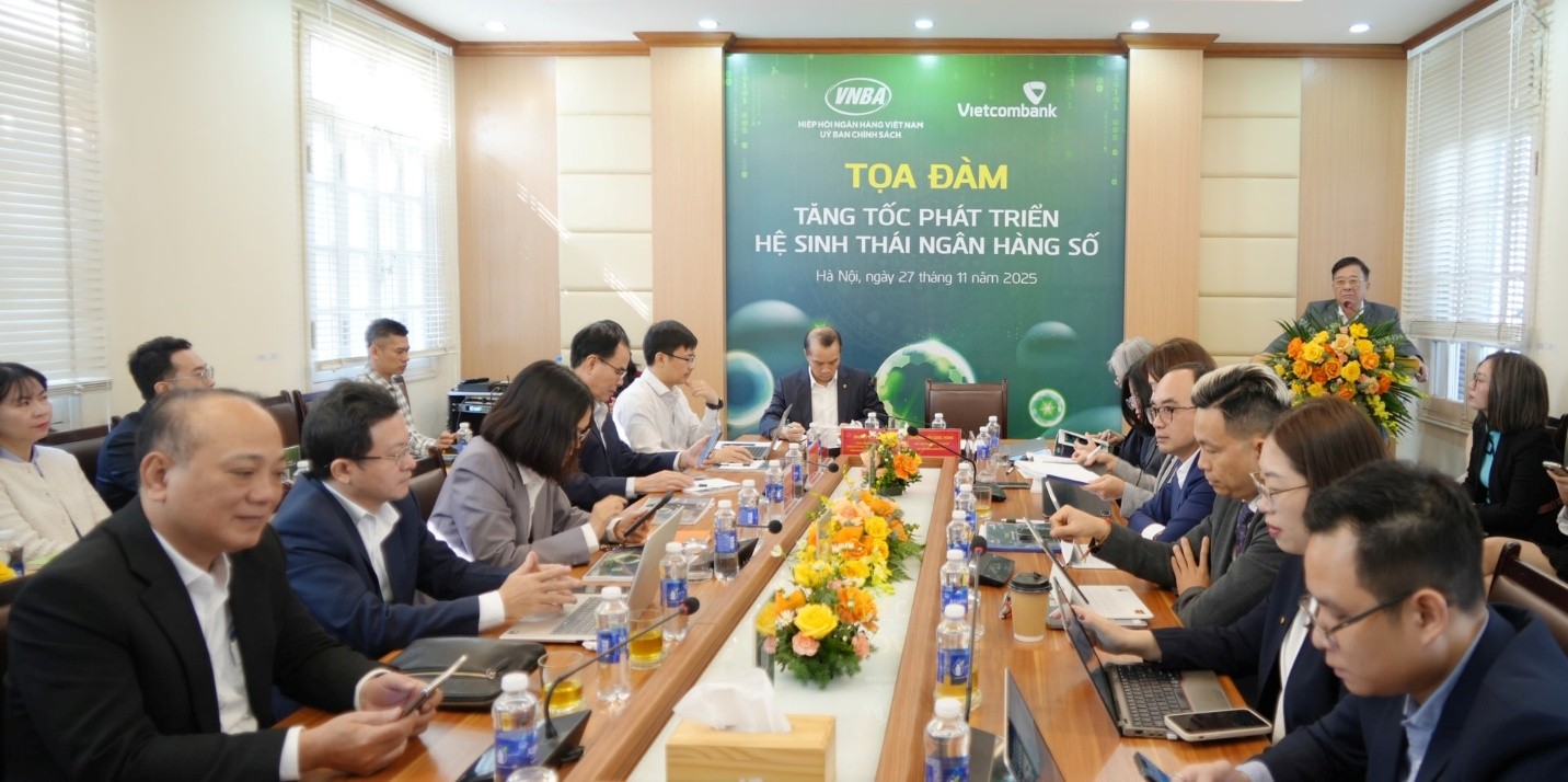 Xây dựng hệ sinh thái số ngân hàng từ liên kết và chuẩn hóa- Ảnh 1. Xây dựng hệ sinh thái số ngân hàng từ liên kết và chuẩn hóa- Ảnh 1.