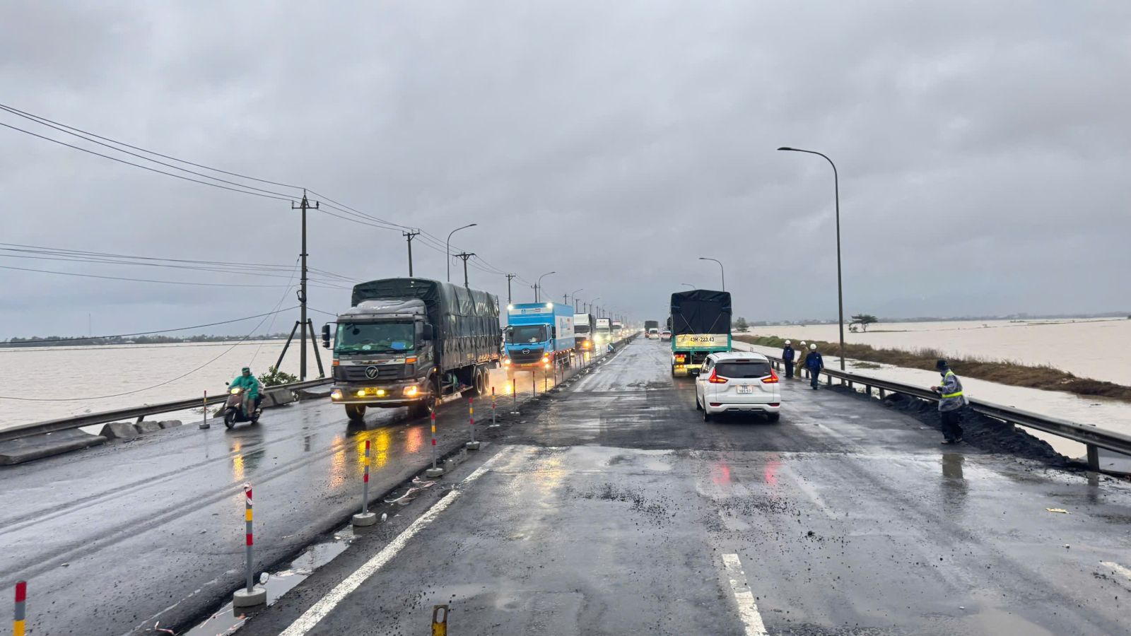 Bộ Xây dựng: Các lực lượng trực ban 24/24 ứng phó bão số 15- Ảnh 1.