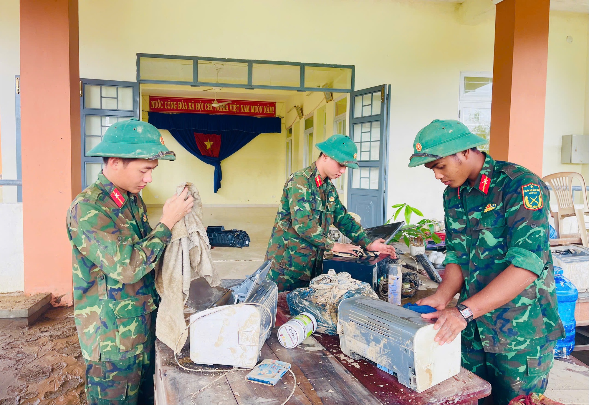 Gần 9.000 cán bộ, chiến sĩ Quân khu 5 dốc sức khắc phục mưa lũ tại Đắk Lắk- Ảnh 3.