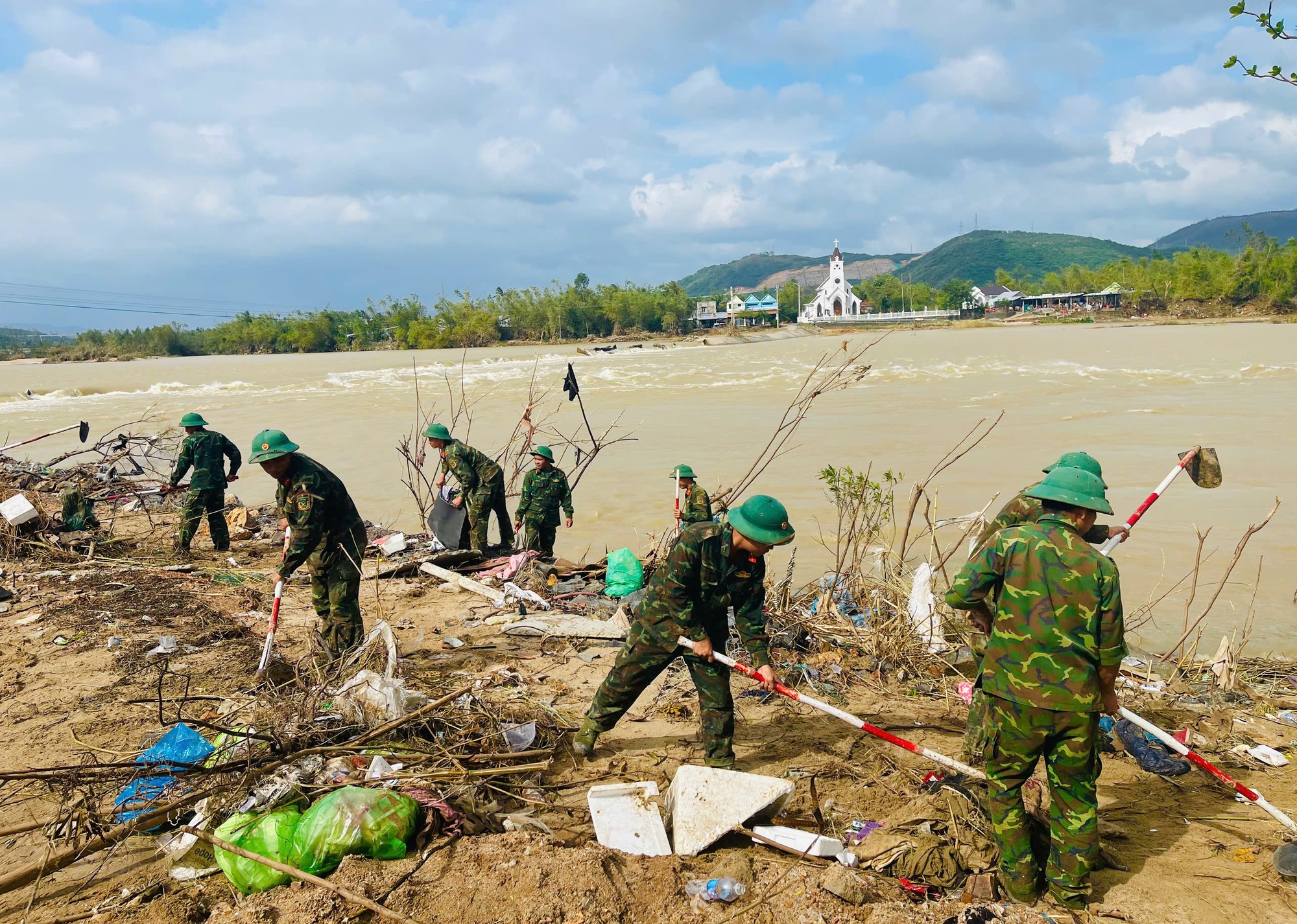 Gần 9.000 cán bộ, chiến sĩ Quân khu 5 dốc sức khắc phục mưa lũ tại Đắk Lắk- Ảnh 1.
