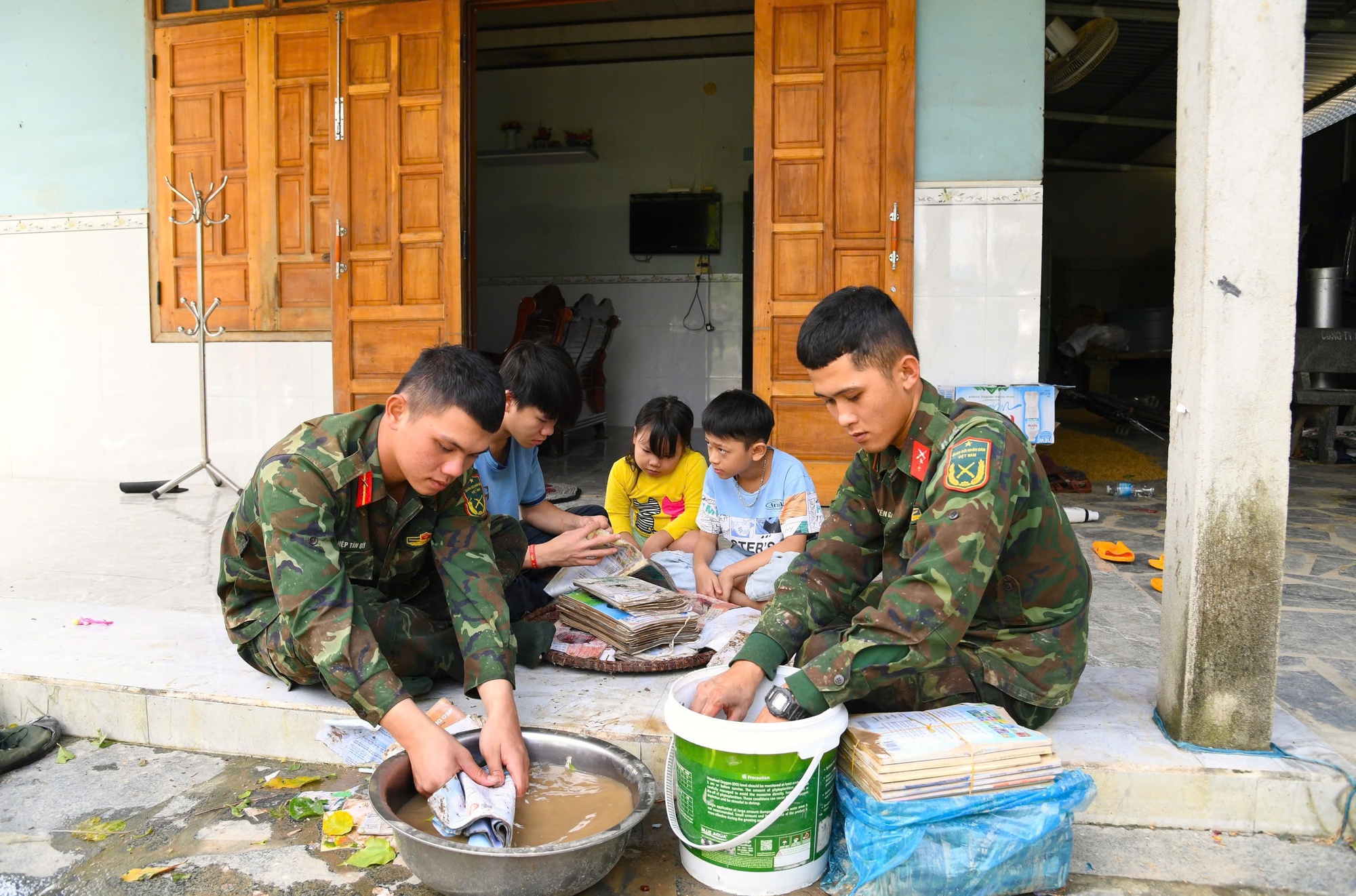 Gần 9.000 cán bộ, chiến sĩ Quân khu 5 dốc sức khắc phục mưa lũ tại Đắk Lắk- Ảnh 2.