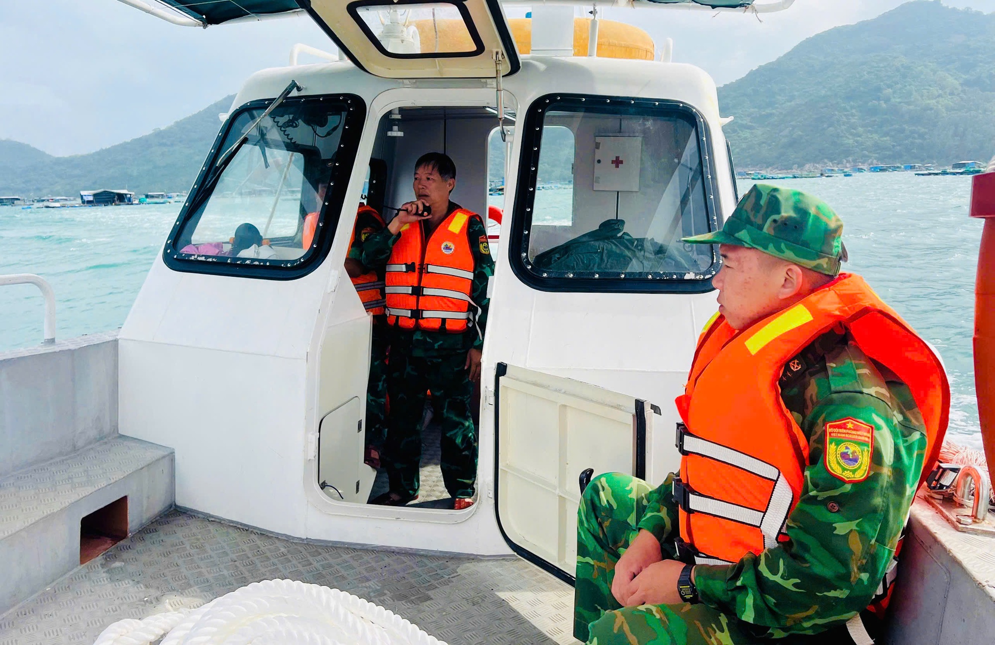 Ứng phó bão số 15: Đắk Lắk rà soát, sơ tán người dân trên các tàu, lồng bè- Ảnh 6. Ứng phó bão số 15: Đắk Lắk rà soát, sơ tán người dân trên các tàu, lồng bè- Ảnh 6.