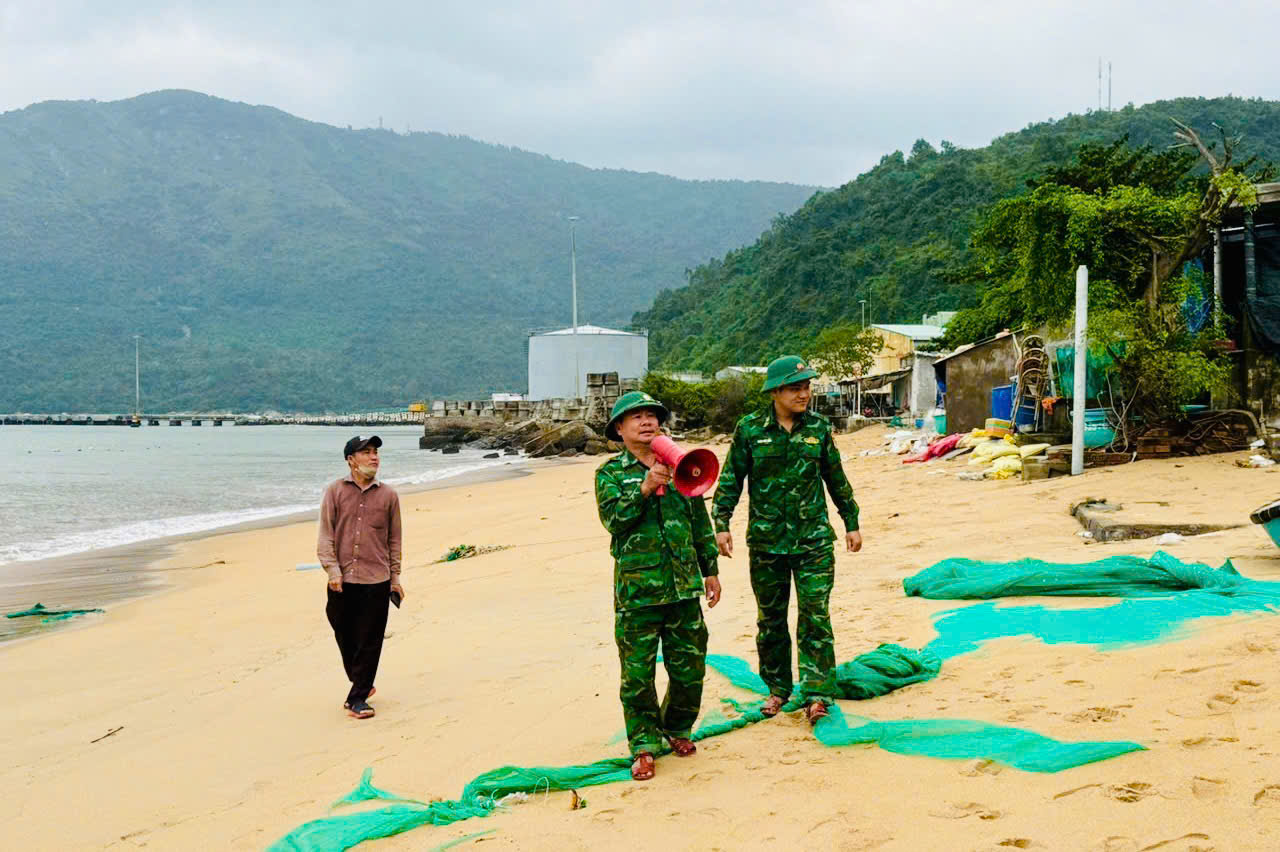 Ứng phó bão số 15: Đắk Lắk rà soát, sơ tán người dân trên các tàu, lồng bè- Ảnh 1. Ứng phó bão số 15: Đắk Lắk rà soát, sơ tán người dân trên các tàu, lồng bè- Ảnh 1.