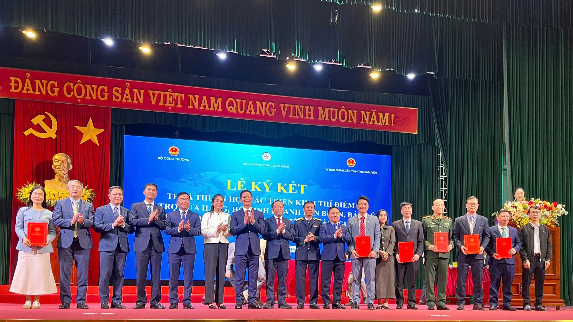 Khởi động Chương trình thí điểm hỗ trợ cửa hàng, hộ kinh doanh chuyển đổi số- Ảnh 2.