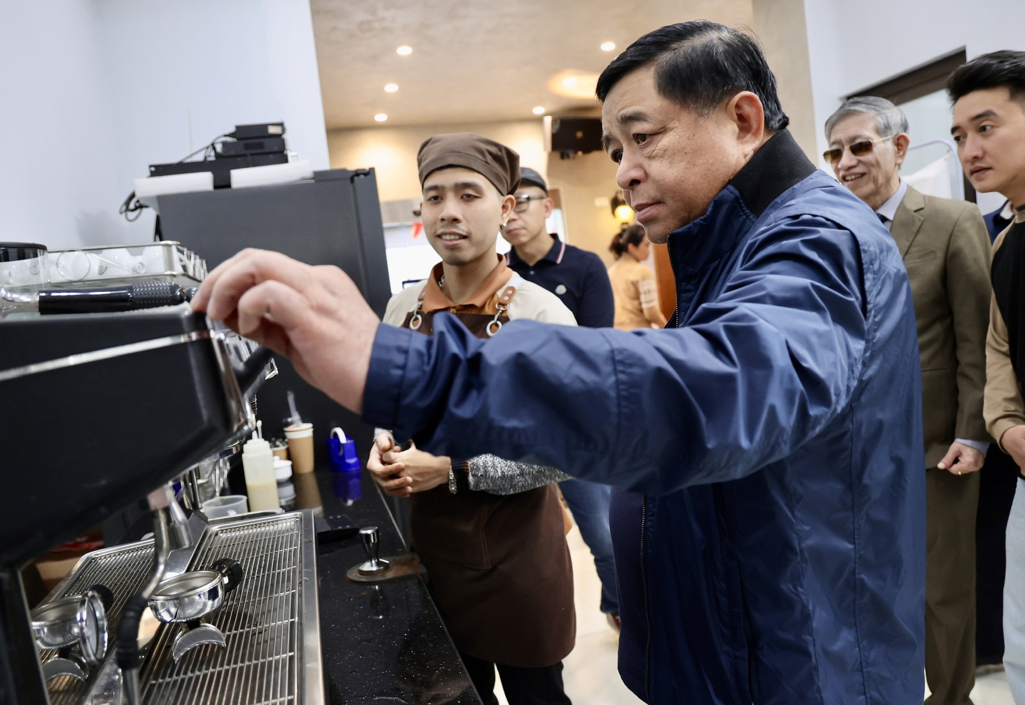 Phó Thủ tướng Nguyễn Chí Dũng thăm, tặng quà người khuyết tật- Ảnh 3. Phó Thủ tướng Nguyễn Chí Dũng thăm, tặng quà người khuyết tật- Ảnh 3.