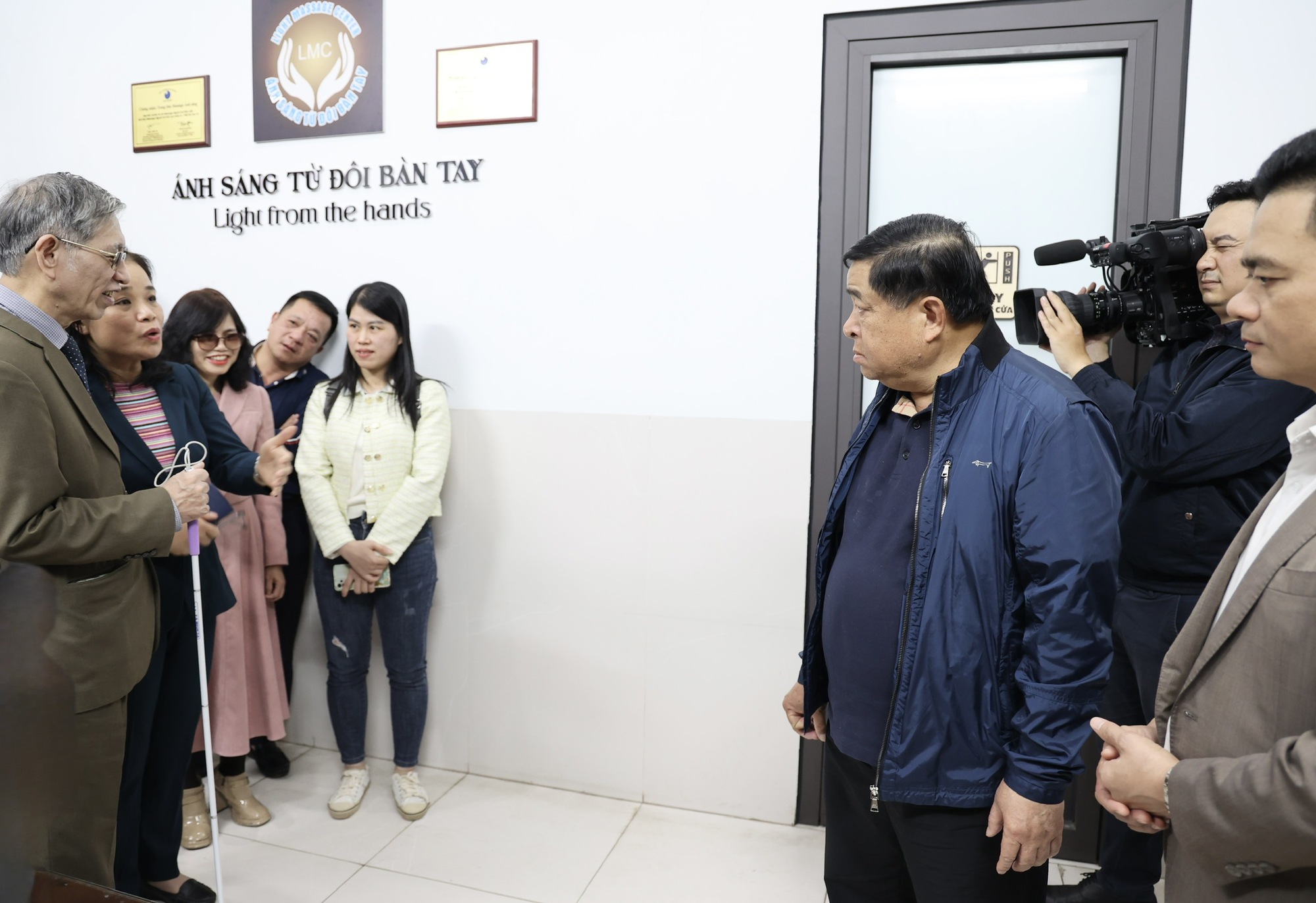 Phó Thủ tướng Nguyễn Chí Dũng thăm, tặng quà người khuyết tật- Ảnh 4.