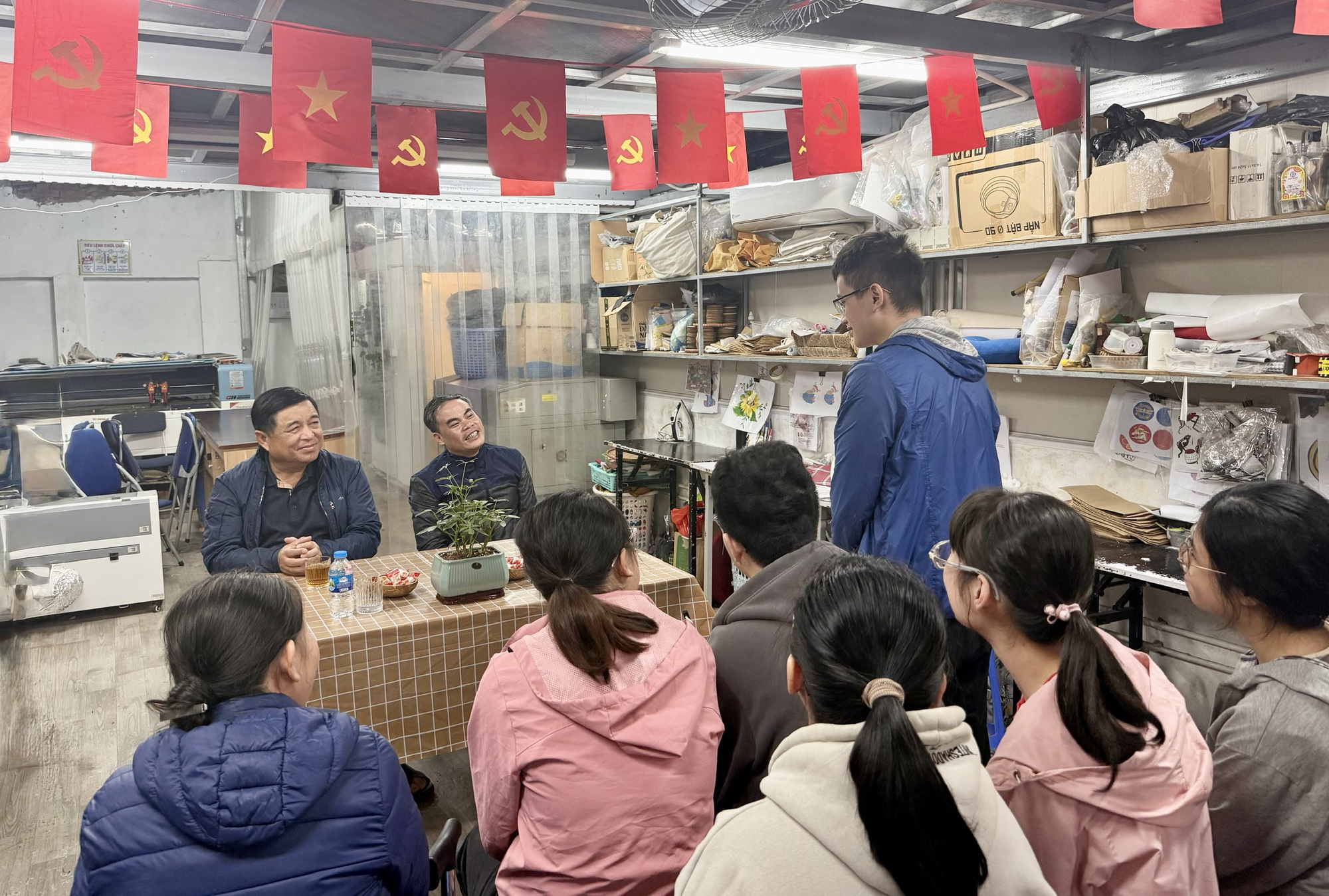 Phó Thủ tướng Nguyễn Chí Dũng thăm, tặng quà người khuyết tật- Ảnh 8. Phó Thủ tướng Nguyễn Chí Dũng thăm, tặng quà người khuyết tật- Ảnh 8.